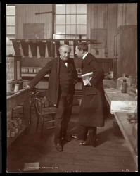 Thomas Edison i ankieter w swoim laboratorium, 1906 (srebrny odbitka żelatynowa)